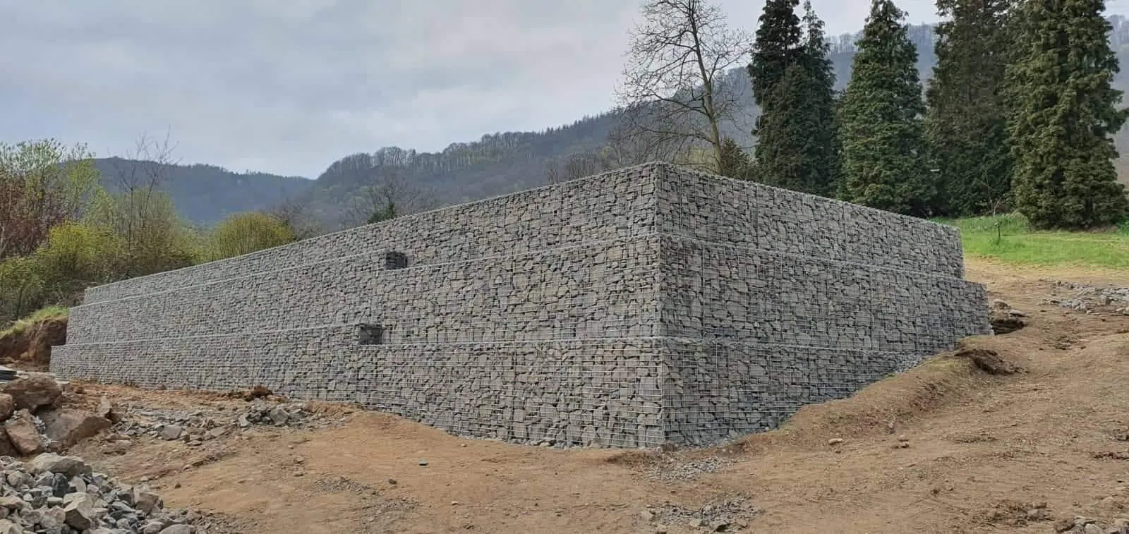 Gabionová opěrná zeď ve svahu — realizace Gabiony Bouše