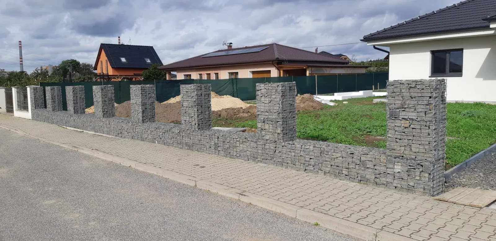 Gabionový plot se sloupky u novostavby — realizace Gabiony Bouše
