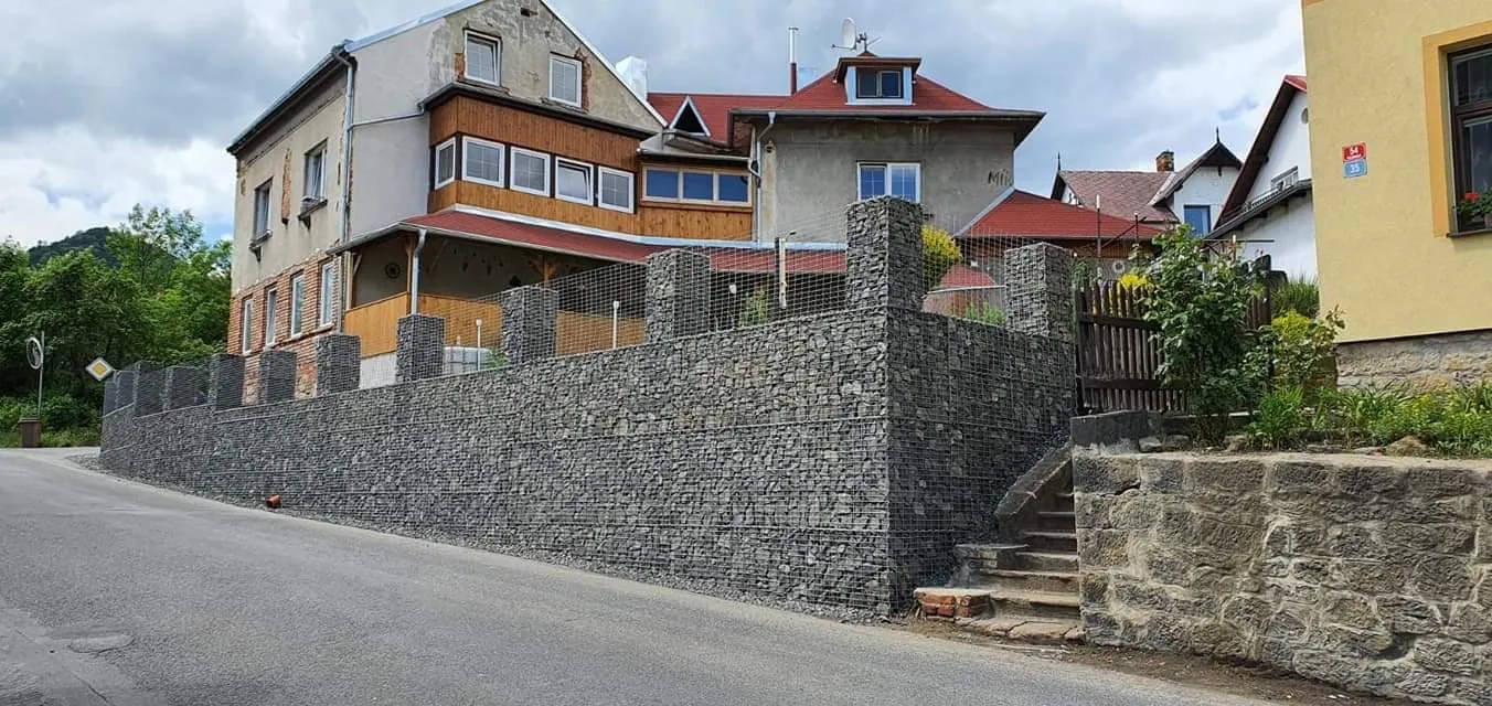 Gabionová opěrná zeď s plotem — realizace Gabiony Bouše